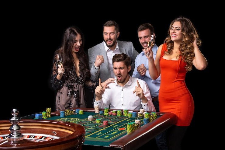 Tim capit899 bekerja di studio live dealer dengan teknologi kamera multi-sudut